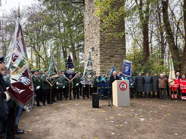 Teilnehmer*innen der Gedenkstunde zum Volkstrauertag 2025 am Ehrenmal