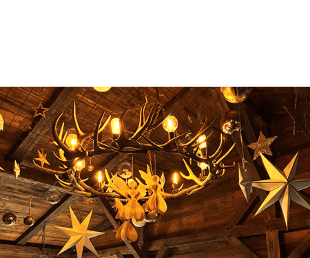 Weihnachtliche Deko mit Sternen im Weihnachtsdorf am Rathaus