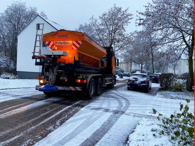 Streufahrzeug im Winterdiensteinsatz
