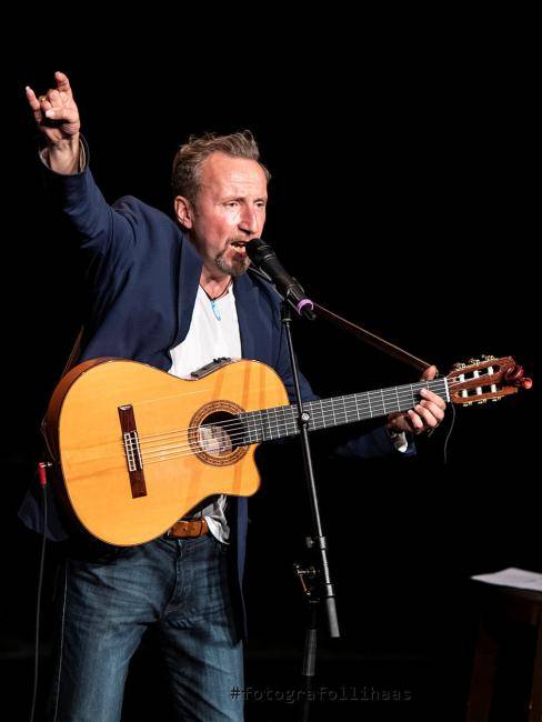 Helmut Sanftenschneider mit Gitarre