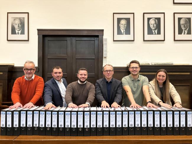 Foto (v. l.): Herfried Langer (Geschäftsführer, Tor 5 Architekten BDA), Ahmad Rachwani (Architekt, Tor 5 Architekten BDA), Investor Nico Knodel, Bürgermeister André Dora, Julian Bram (Leiter Bauordnung) und Franziska Neumann (Leiterin Stadtplanung).