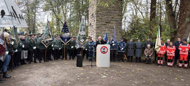 Teilnehmer*innen des Volkstrauertages am Mahnmal