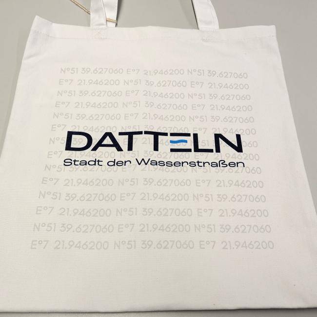 Baumwolltasche im Datteln-Design Detailaufnahme Logo