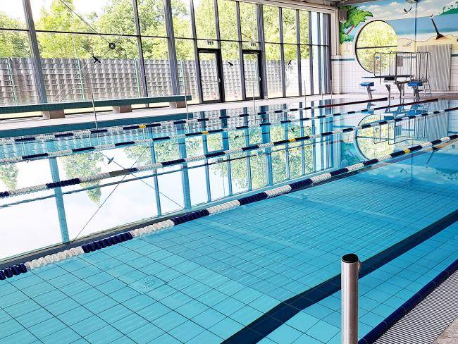 Das gefüllte Becken des Stadtbads nach der Sanierung und vor der Wiedereröffnung