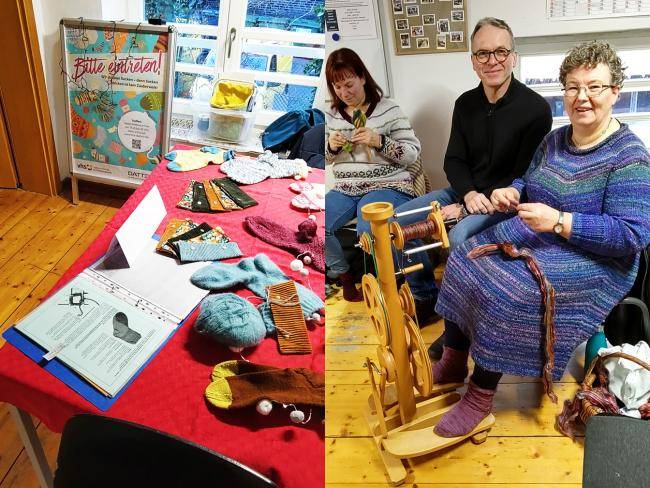 Rückschau-Collage zum Tag der offenen Tür der VHS im Dorfschultenhof: Ein Bild zeigt Bürgermeister André Dora und Gäste am Spinnrad, das andere Foto zeigt die Auslage zum Sockenstricken.