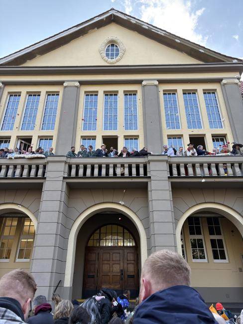 Beim Rathaussturm regnete es Kamelle vom Balkon