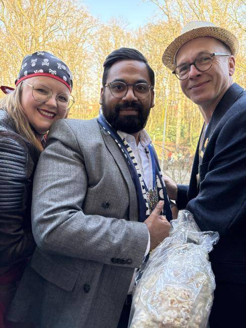 von links: die Landtagsabgeordnete Lisa Kapteinat, Shoaiub Nazir (Bürgermeister Oer-Erkenschwick) und Bürgermeister André Dora.