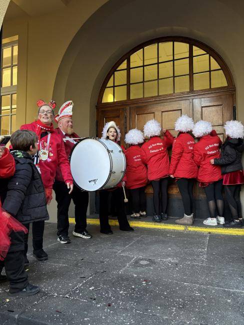 Die Mitglieder der KG Rot-Weiß klopfen mit Trommelunterstützung lautstark an die Rathaustür.