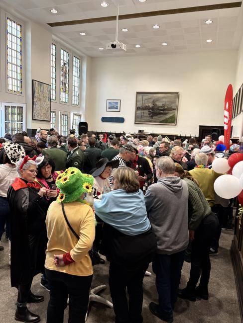 Nach der Schlüsselübergabe wird im Sitzungssaal gefeiert.