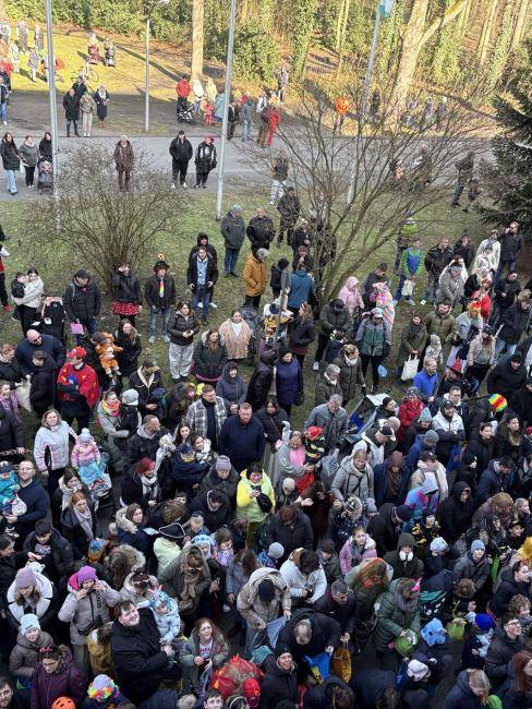 Großer Andrang vor dem Rathaus.