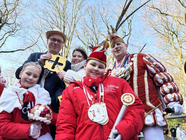 André Dora bei der Schlüsselübergabe an das Stadtprinzenpaar der KG Rot-Wei