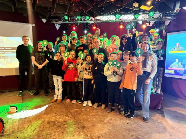 das Bild zeigt eine Gruppe von Schülerinnen und Schülern, Bürgermeister, Lehrerinnen der Böckenheckschule , Mitarbeitende des Jugendamtes und der OGs die an einer Aktion zum Safer Internet Day teilgenommen haben.