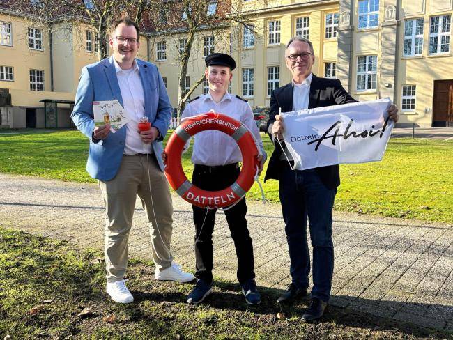 Lukas Floßdorf, Andreas Kracke und Bürgermeister André Dora vorm Dattelner Rathaus