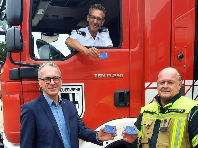 Bürgermeister stellt mit der Feuerwehr Dattelner Ehrenamtskarte vor.