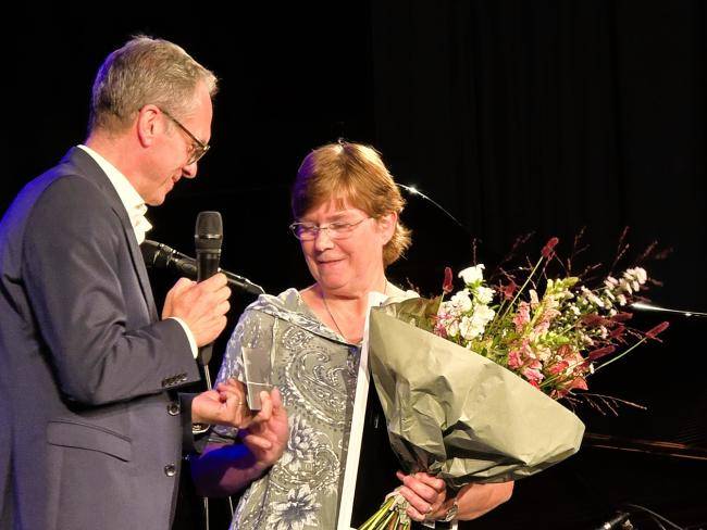 Bürgermeister André Dora gratuliert Ruth Uhlmann zum Ehrenamtspreis 2026