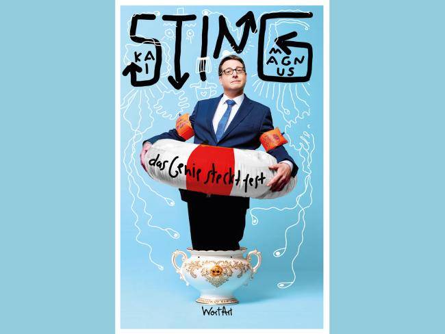 Kabarettist Kai Magnus Sting, der in einem Schwimmring und in einem Suppentopf steckfest.