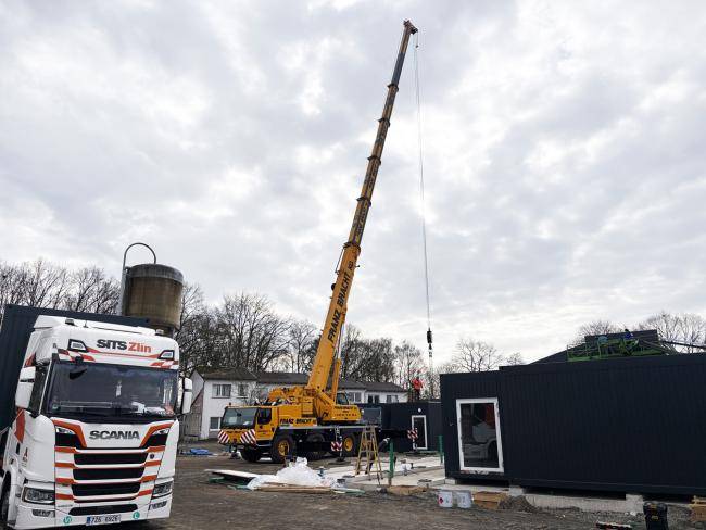 Ein Raummodul für die Übergangsrettungswache hängt am Haken