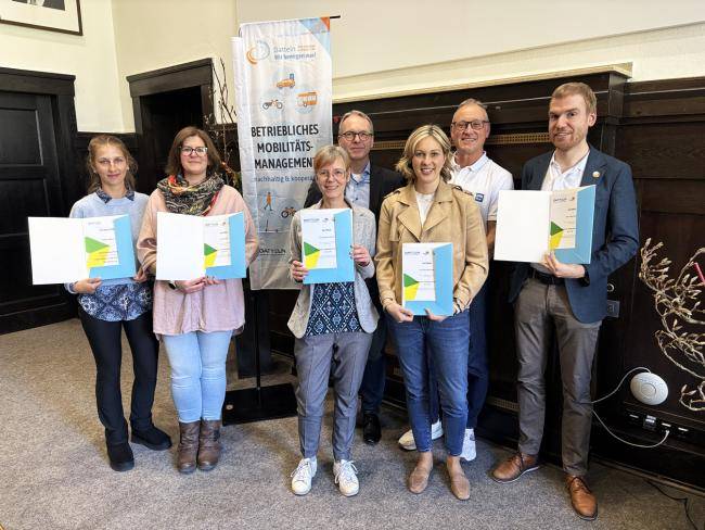 Bürgermeister im Sitzungssaal mit den neuen Mobilitätsbeauftragten und Mobilitätsmanager*innen.