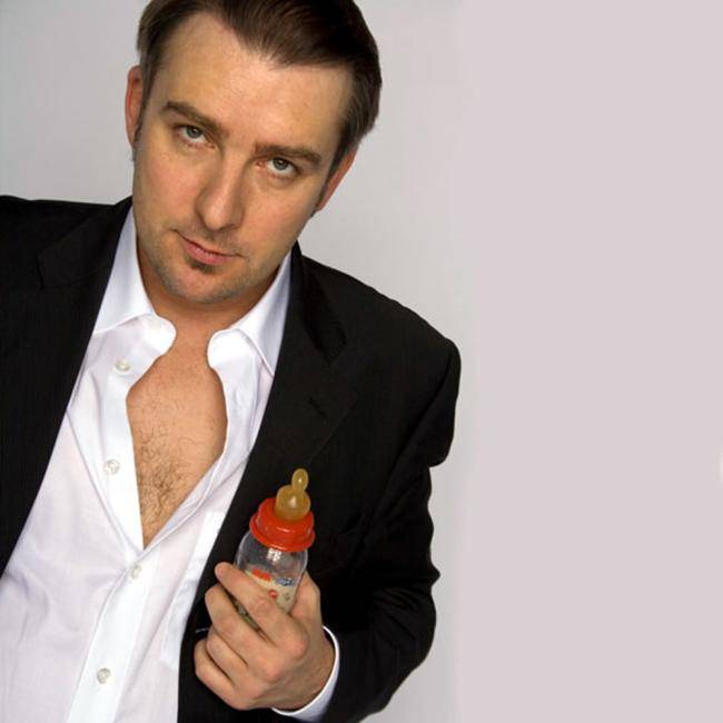 Comedian David Leukert mit Babyflasche