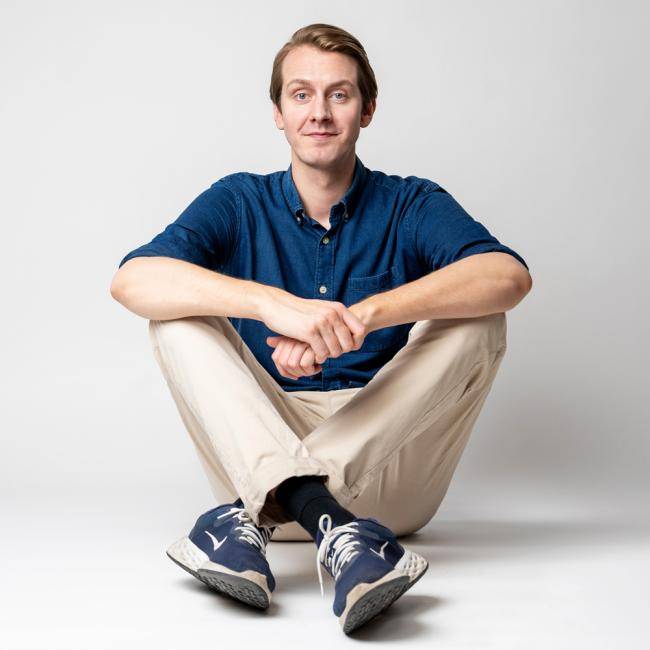 Jonas Greiner auf dem Boden sitzend