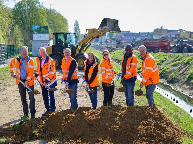 Symbolischer Spatenstich unter anderem mit Bürgermeister André Dora für das blaue Klassenzimmer am Mühlenbach