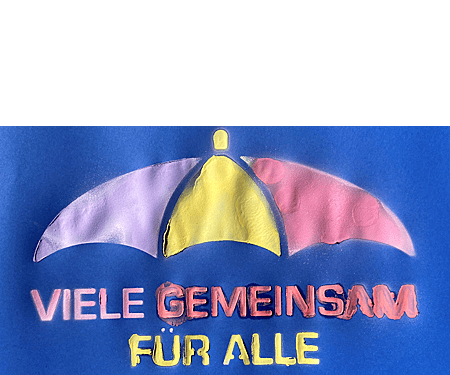 Unter einem symbolisch dargestellten Regenschirm steht "Viele gemeinsam für alle"