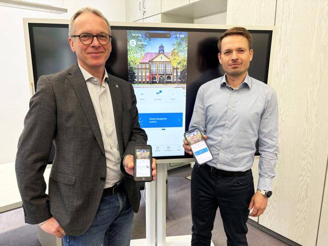 Bürgermeister und IT-Leiter stellen Datteln-App vor