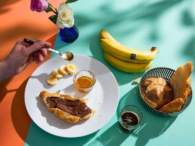 Faires Frühstück - unter anderem mit Banane, Honig und Brotaufstrich