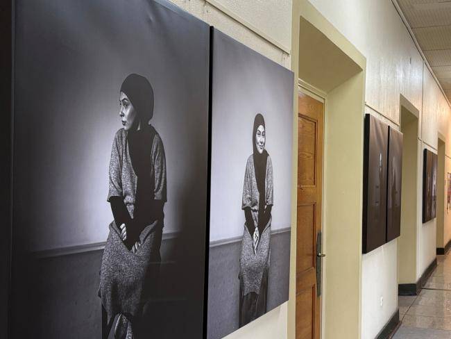 Fotoausstellung in der RathausGalerie "Vom alten zum neuen Rahmen. Frauen im Wandel. Der Stuhl als Zeuge"