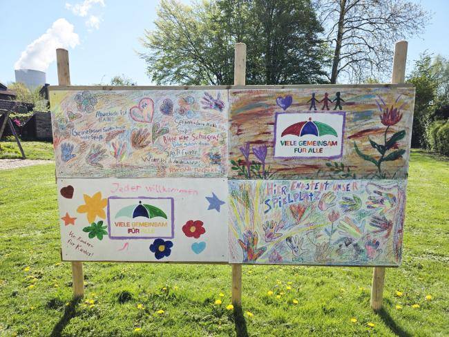Kinder haben Hinweisschilder für den Spielplatz gemalt
