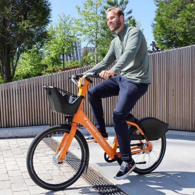 Mann fährt mit einem orangenen Metropolradruhr