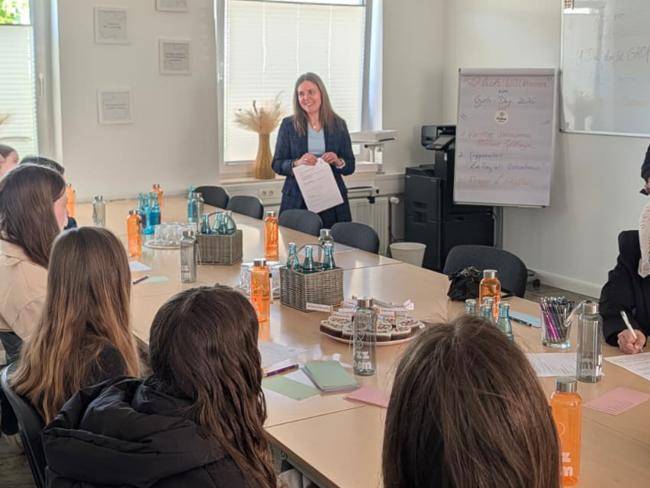Melanie Goldhagen von KidzzInForm spricht am Girls's Day vor jungen Mädchen