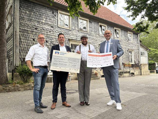 Das Foto zeigt (v. l.): Bürgermeister André Dora, René Kaup, Kevin Nikodem und Stefan Merten vor dem Wirxelhaus.