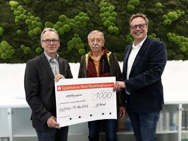 Das Foto zeigt (v. l.): Bürgermeister André Dora, Günter Petrat und Dr. med. Martin Meyer bei der Spendenübergabe an die Vestische Kinder- und Jugendklinik