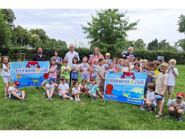 Kinder der Meckinghover Grundschule stellen zusammen mit dem Bürgermeister das Ferienspaßprogramm vor