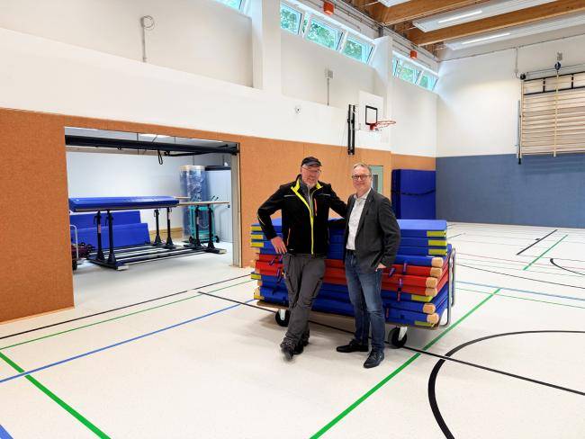 Bürgermeister André Dora besichtigt mit Hausmeister Thorsten Gerenkamp die neue Turnhalle der Wolfhelmgesamtschule Teilstandort Datteln.