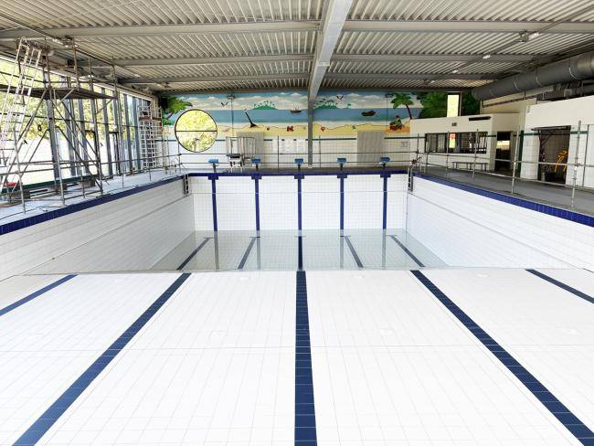 Das fast leere Becken des Stadtbads