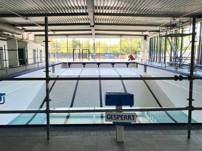 Das fast leere Becken des Stadtbads