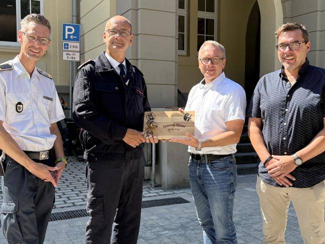 von links Feuerwehrchef Sebastian Kiffer, Thomas Mosel, Bürgermeister André Dora.