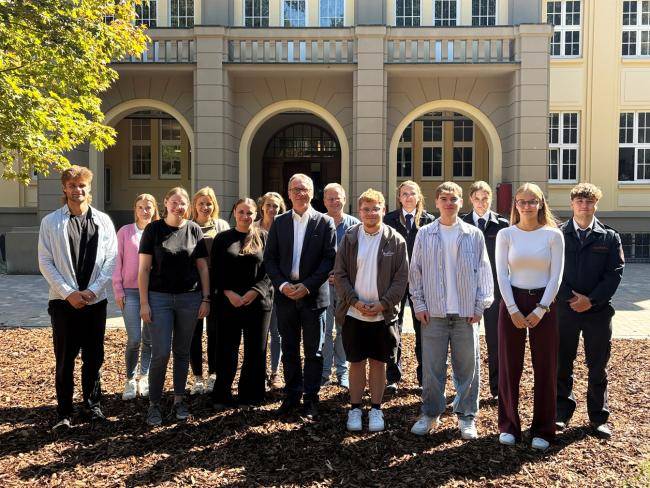 Bürgermeister begrüßt zusammen mit Mitarbeiter*innen der Stadtverwaltung die neuen Auszubildenden