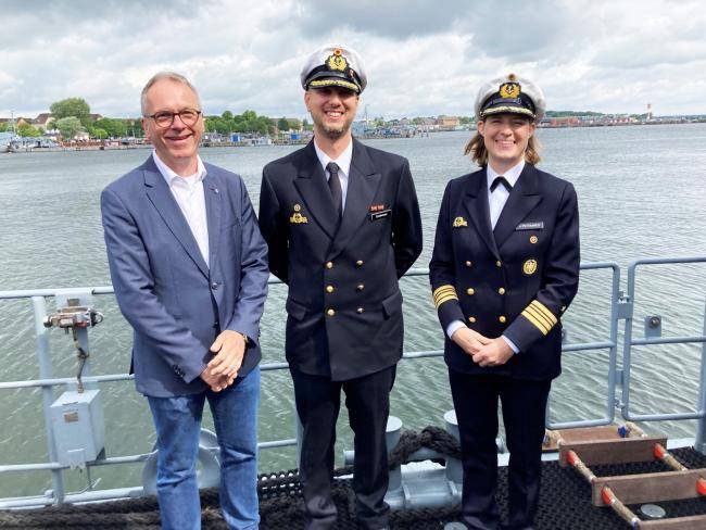 Bürgermeister mit dem neuen Kommandant der der Datteln und der Kommandeurin des 3. Minensuchgeschwaders.