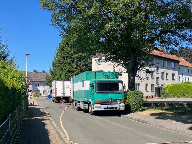 LKWs auf der Straße im Rahmen der Kanalsanierung am Becklemer Weg