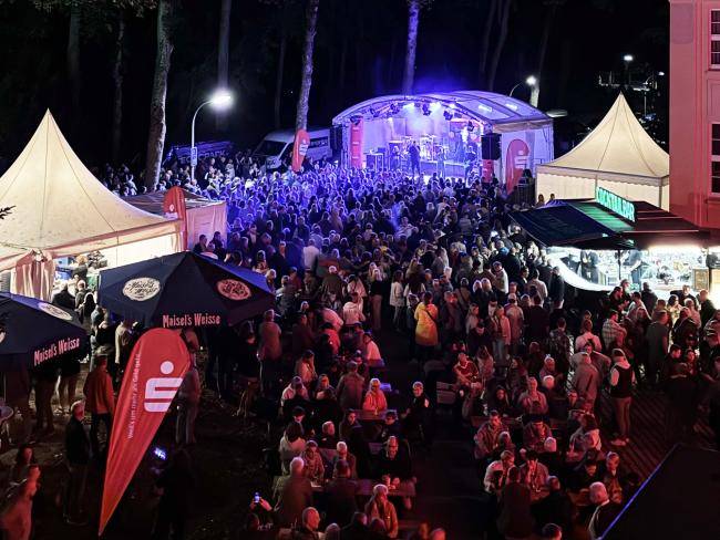 Publikum beim Rathausfest im Licht