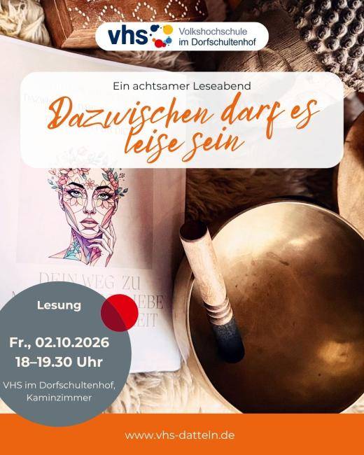 Ein stimmungsvolles Stillleben mit einem aufgeschlagenen Buch, einer Klangschale samt Klöppel und einer weichen Decke auf einer Holzoberfläche. Das Buch zeigt eine künstlerische Illustration eines Gesichts mit floralen Elementen. Darüber liegt typografisch gesetzter Veranstaltungstext der Volkshochschule im Dorfschultenhof: „Ein achtsamer Leseabend – Dazwischen darf es leise sein. Lesung, Freitag, 02.10.2026, 18–19.30 Uhr, VHS im Dorfschultenhof, Kaminzimmer. www.vhs-datteln.de“.