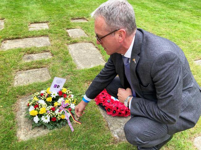 André Dora an den Kriegsgräberstätten in Cannock