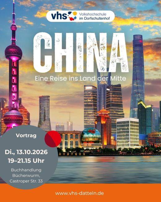 Veranstaltungsplakat für den Vortrag „CHINA – Eine Reise ins Land der Mitte“. Im Hintergrund ist die Skyline von Shanghai in der Abenddämmerung zu sehen. Der Vortrag findet am Dienstag, 13. Oktober 2026, von 19 bis 21.15 Uhr in der Buchhandlung Bücherwurm, Castroper Straße 33, statt. Weitere Informationen unter www.vhs-datteln.de.