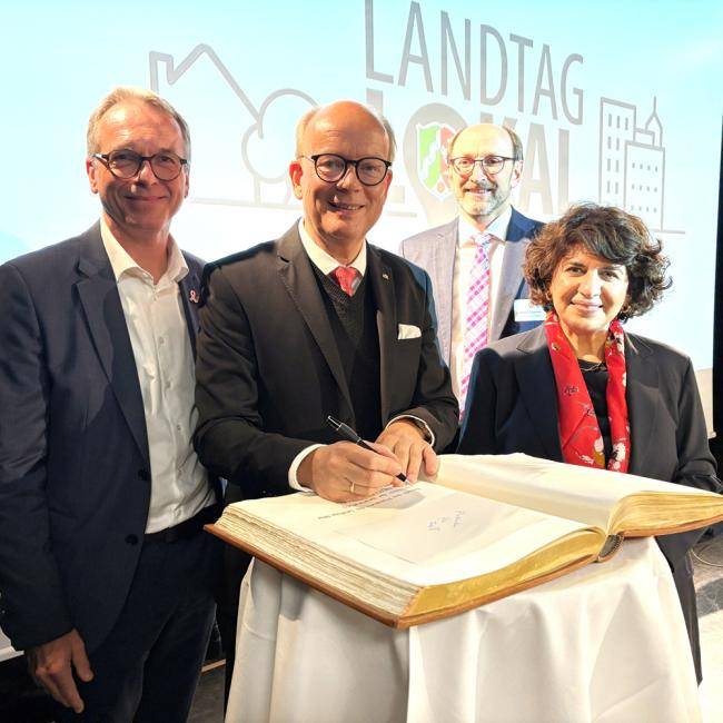 Landtagspräsidium trägt sich ins Goldene Buch der Stadt Datteln ein