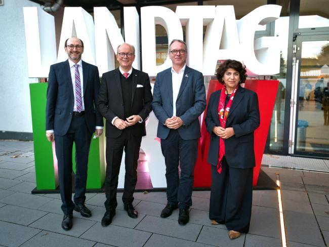 Landtagspräsidium mit Bürgermeister vor der Stadthalle