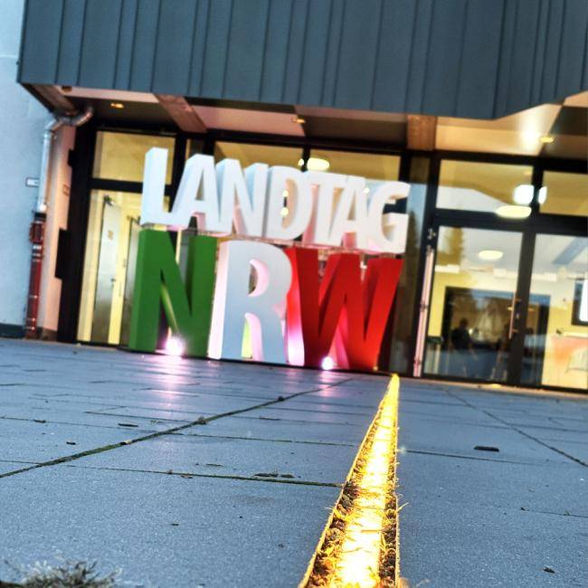 Logo des Landtags vor der Stadthalle