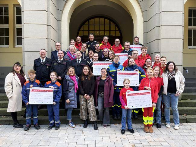 Das Team EFA mit Spendenempfänger*innen und Bürgermeister vorm Dattelner Rathaus